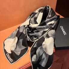 Chanel ~新品~【五角星山茶花】 140双面丝绒方巾 这款经典单品展现强大而迷人的女性魅力精髓。此140方巾推陈出 Chanel ~新品~【五角星山茶花】 140双面丝绒方巾 这款经典单品展现强大而迷人的女性魅力精髓。此140方巾推陈出