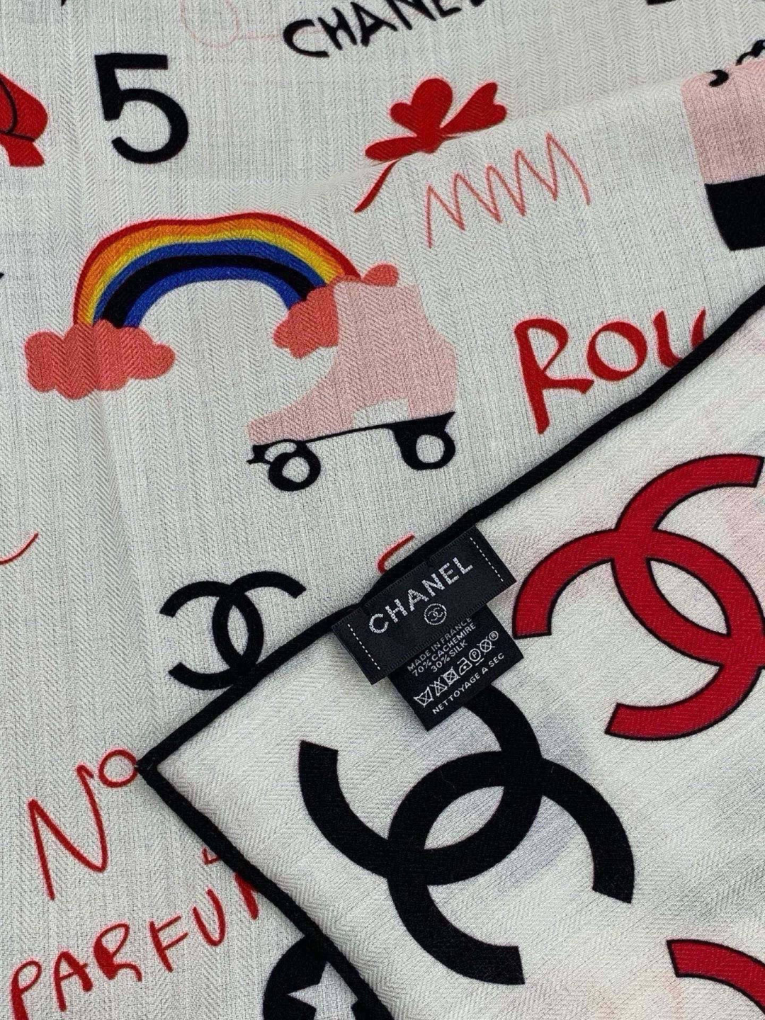 高级成衣系列～Chanel  【140双面同色丝绒披肩】 此系列谱写一曲自由轻灵的赞歌 本系列作品创新演绎品牌的风格符号
