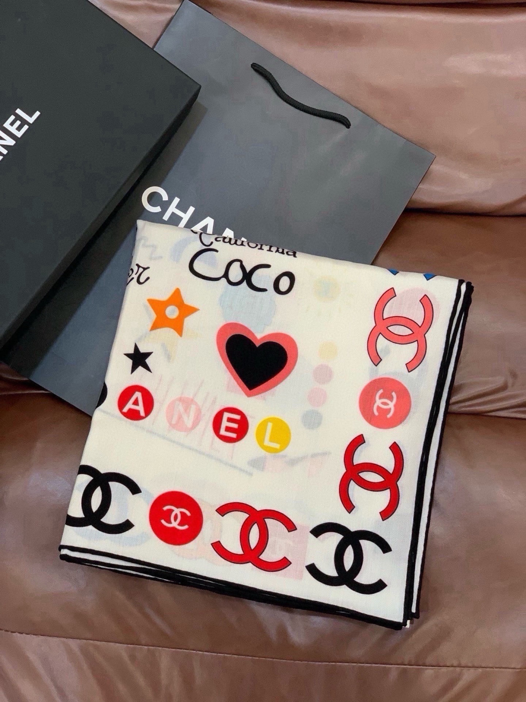 高级成衣系列～Chanel  【140双面同色丝绒披肩】 此系列谱写一曲自由轻灵的赞歌 本系列作品创新演绎品牌的风格符号