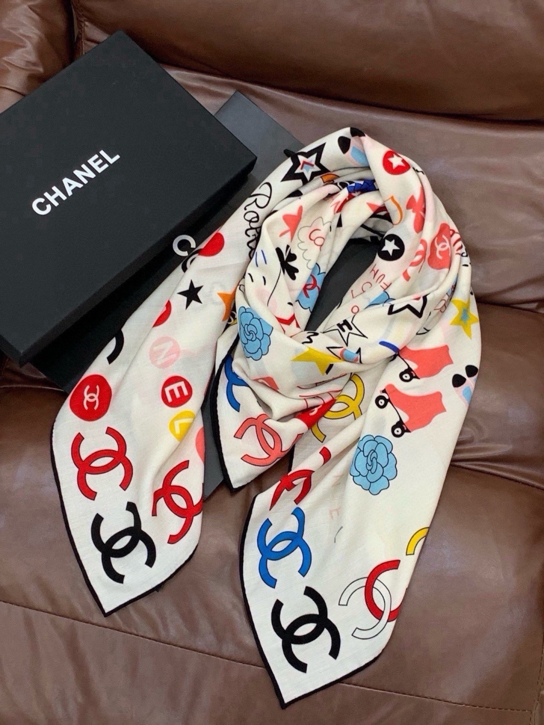 高级成衣系列～Chanel  【140双面同色丝绒披肩】 此系列谱写一曲自由轻灵的赞歌 本系列作品创新演绎品牌的风格符号