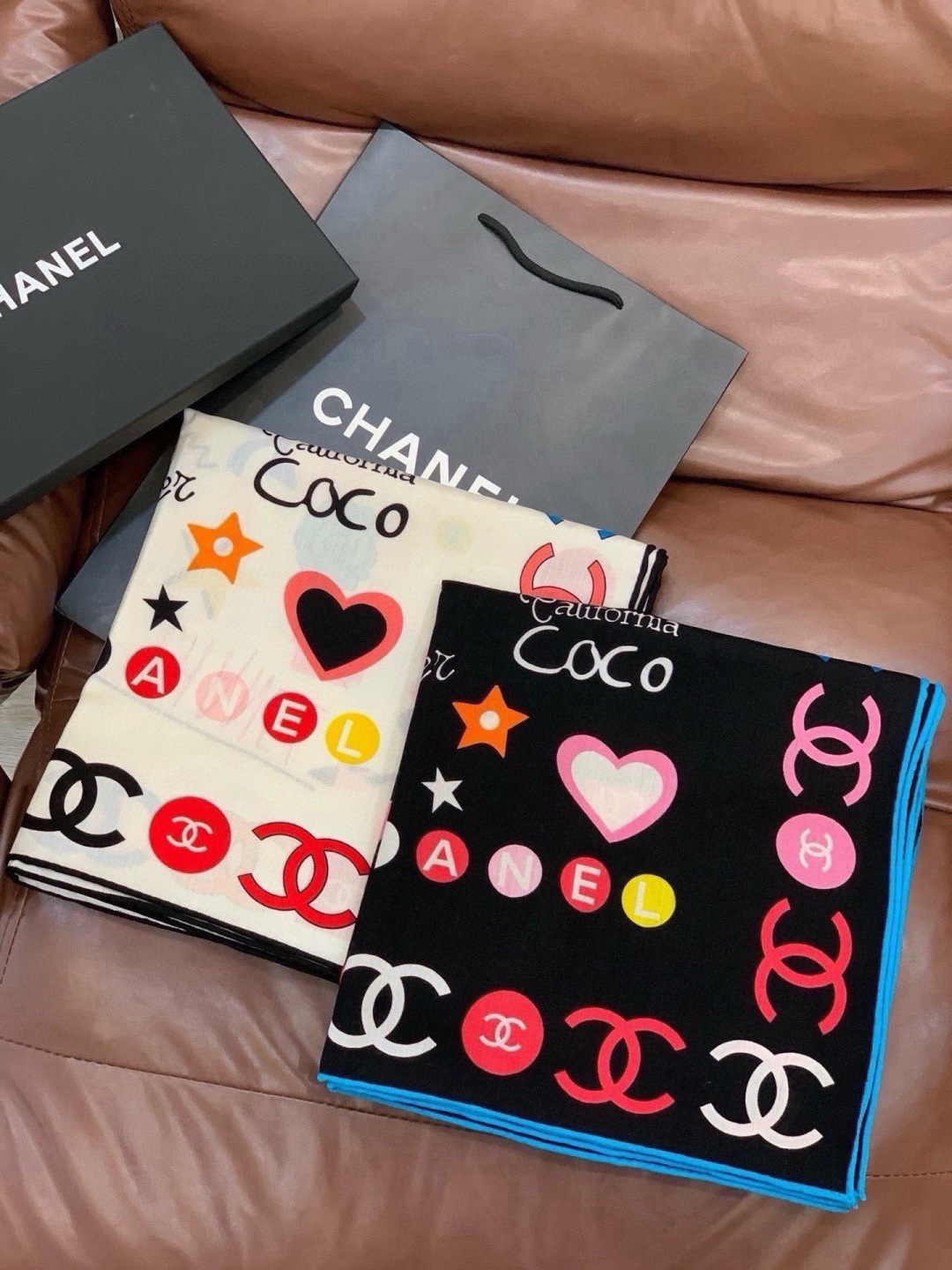 高级成衣系列～Chanel  【140双面同色丝绒披肩】 此系列谱写一曲自由轻灵的赞歌 本系列作品创新演绎品牌的风格符号