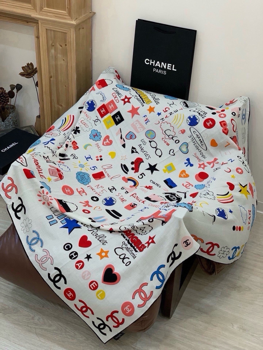 高级成衣系列～Chanel  【140双面同色丝绒披肩】 此系列谱写一曲自由轻灵的赞歌 本系列作品创新演绎品牌的风格符号