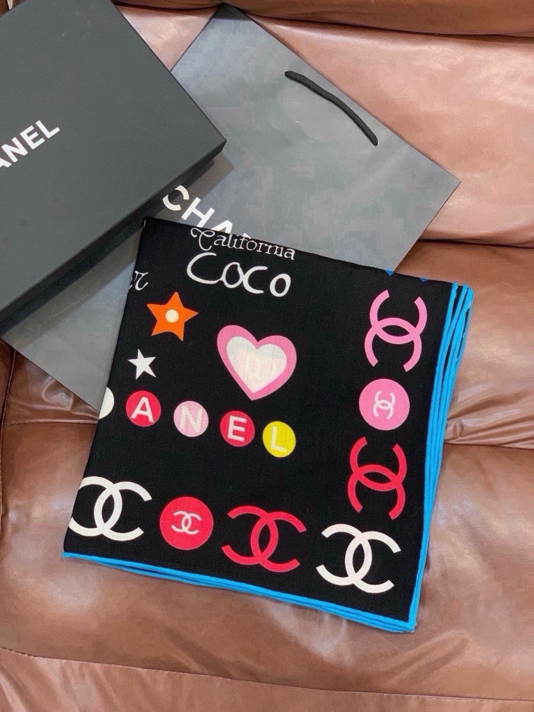 高级成衣系列～Chanel  【140双面同色丝绒披肩】 此系列谱写一曲自由轻灵的赞歌 本系列作品创新演绎品牌的风格符号