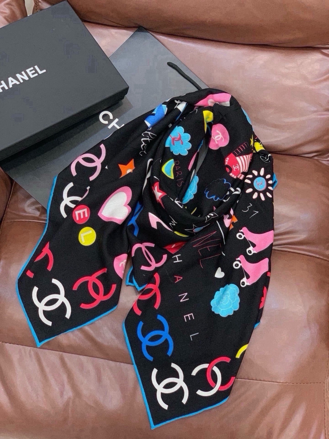 高级成衣系列～Chanel  【140双面同色丝绒披肩】 此系列谱写一曲自由轻灵的赞歌 本系列作品创新演绎品牌的风格符号
