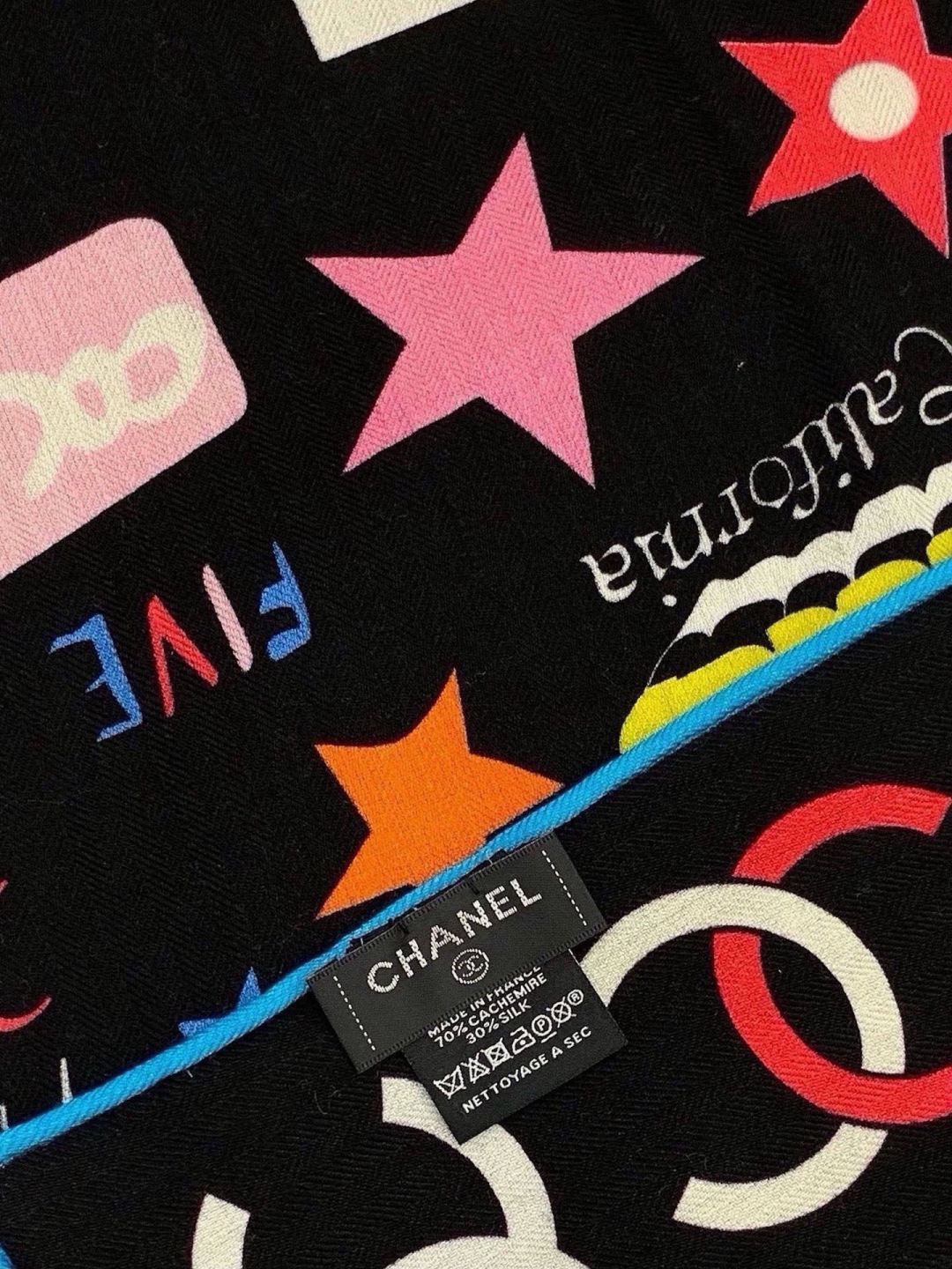高级成衣系列～Chanel  【140双面同色丝绒披肩】 此系列谱写一曲自由轻灵的赞歌 本系列作品创新演绎品牌的风格符号