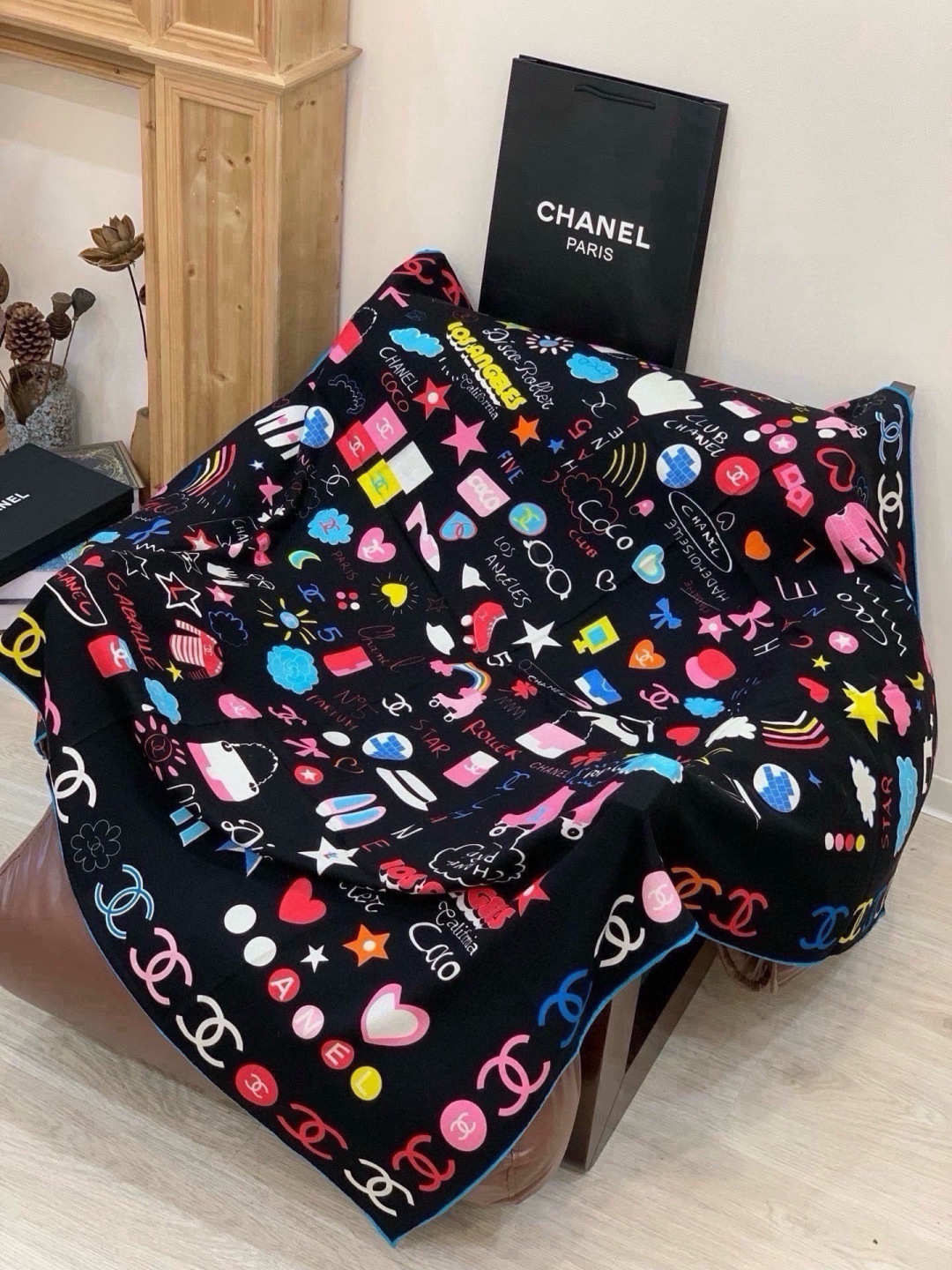 高级成衣系列～Chanel  【140双面同色丝绒披肩】 此系列谱写一曲自由轻灵的赞歌 本系列作品创新演绎品牌的风格符号