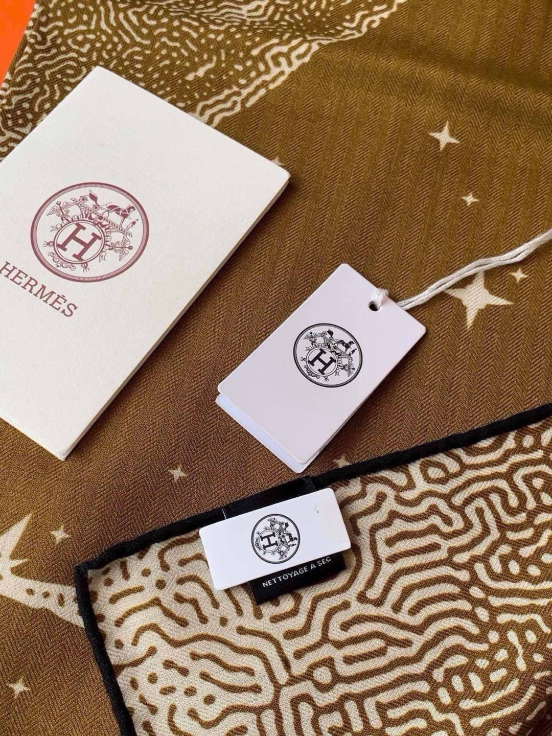 HERMES爱马仕新款|月光飞马Clair de Lune羊绒和真丝披肩，手工卷边(70%羊绒，30%真丝)。140×1