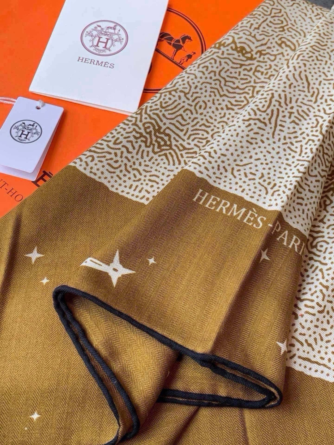 HERMES爱马仕新款|月光飞马Clair de Lune羊绒和真丝披肩，手工卷边(70%羊绒，30%真丝)。140×1