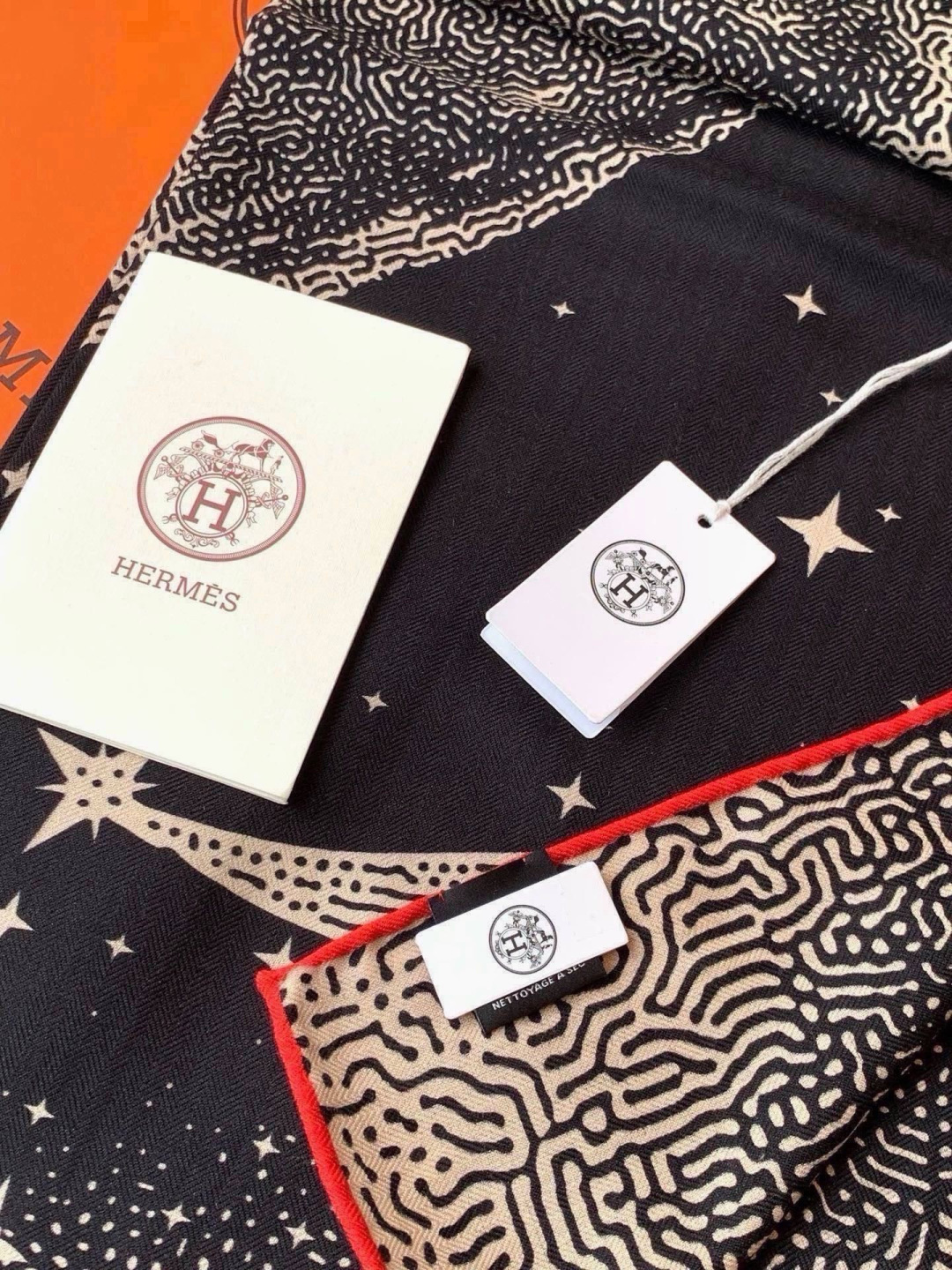 HERMES爱马仕新款|月光飞马Clair de Lune羊绒和真丝披肩，手工卷边(70%羊绒，30%真丝)。140×1