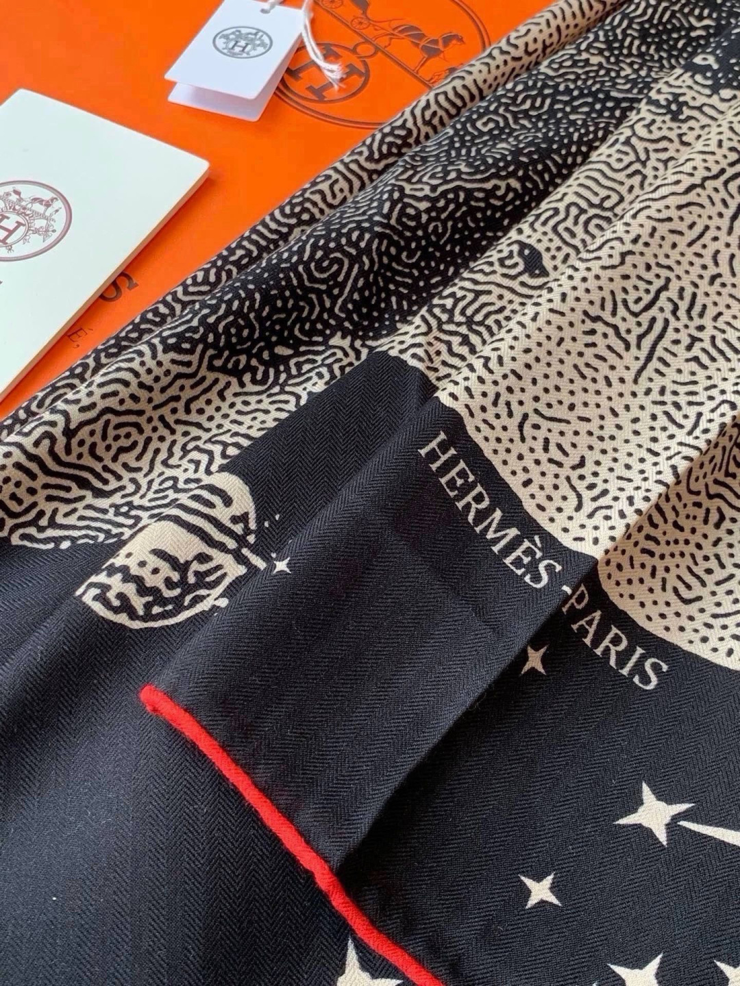 HERMES爱马仕新款|月光飞马Clair de Lune羊绒和真丝披肩，手工卷边(70%羊绒，30%真丝)。140×1