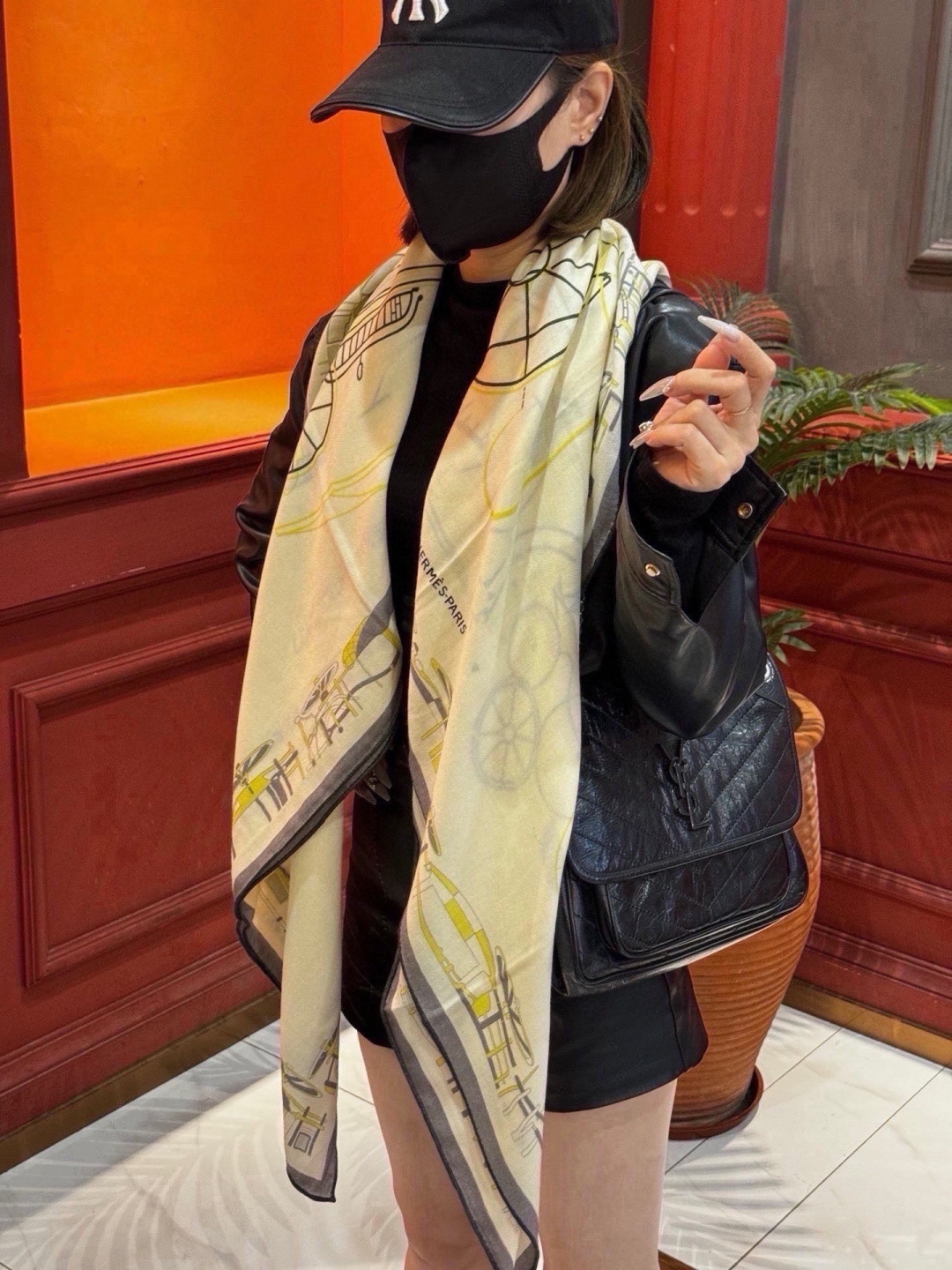 H珍藏版[丛林之爱]大方巾，双面同色 独一无二的品质！ 这款大方巾巾采用山羊绒和真丝混纺面料制成，柔软轻盈，佩戴方便。您