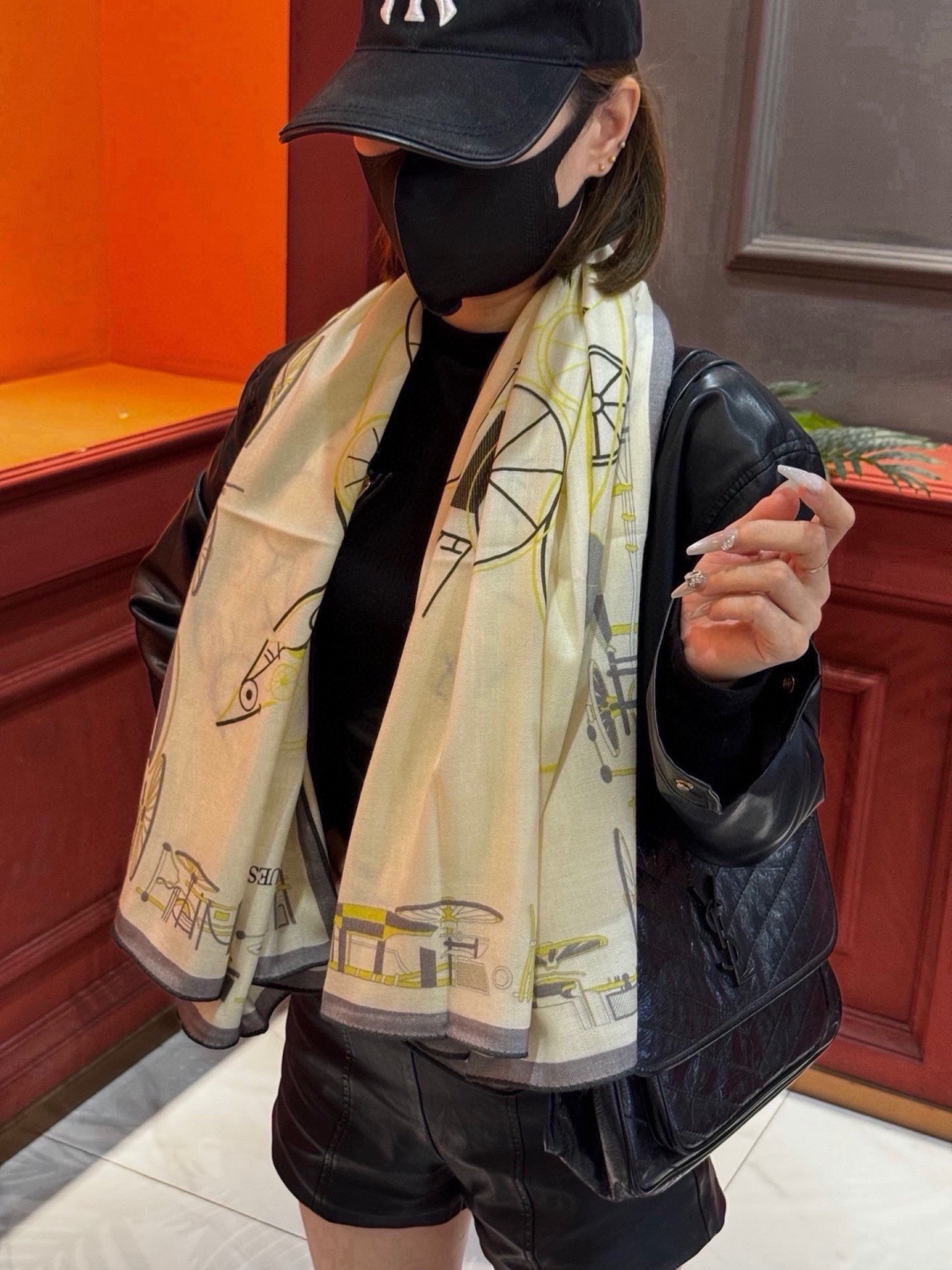 H珍藏版[丛林之爱]大方巾，双面同色 独一无二的品质！ 这款大方巾巾采用山羊绒和真丝混纺面料制成，柔软轻盈，佩戴方便。您