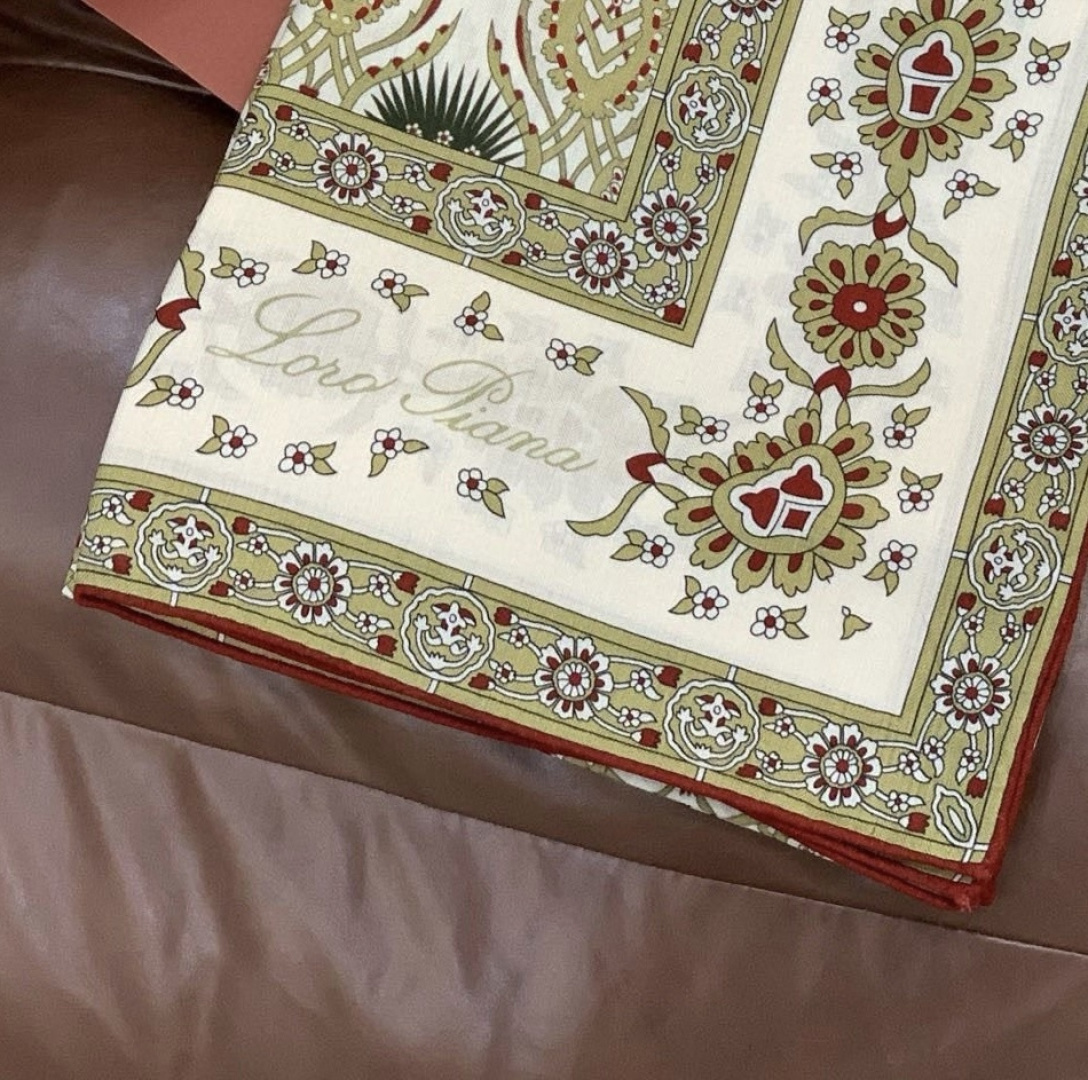💟ETRo 秋冬抢先 上新💞【双面同色丝绒方巾】手工卷边山羊绒和真丝混纺披肩(70%山羊绒,30%桑蚕丝) 这款披肩采用 💟ETRo 秋冬抢先 上新💞【双面同色丝绒方巾】手工卷边山羊绒和真丝混纺披肩(70%山羊绒,30%桑蚕丝) 这款披肩采用