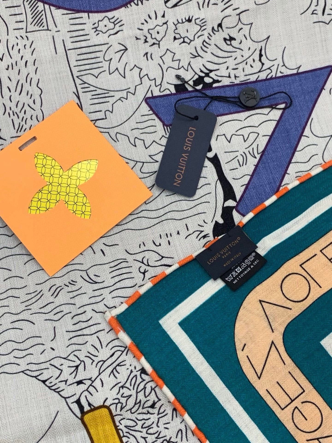 LV x TM 140披肩 【140顶级丝绒双面同色披肩】 本款L Multicolor披肩出自路易威登与知名日本艺术家