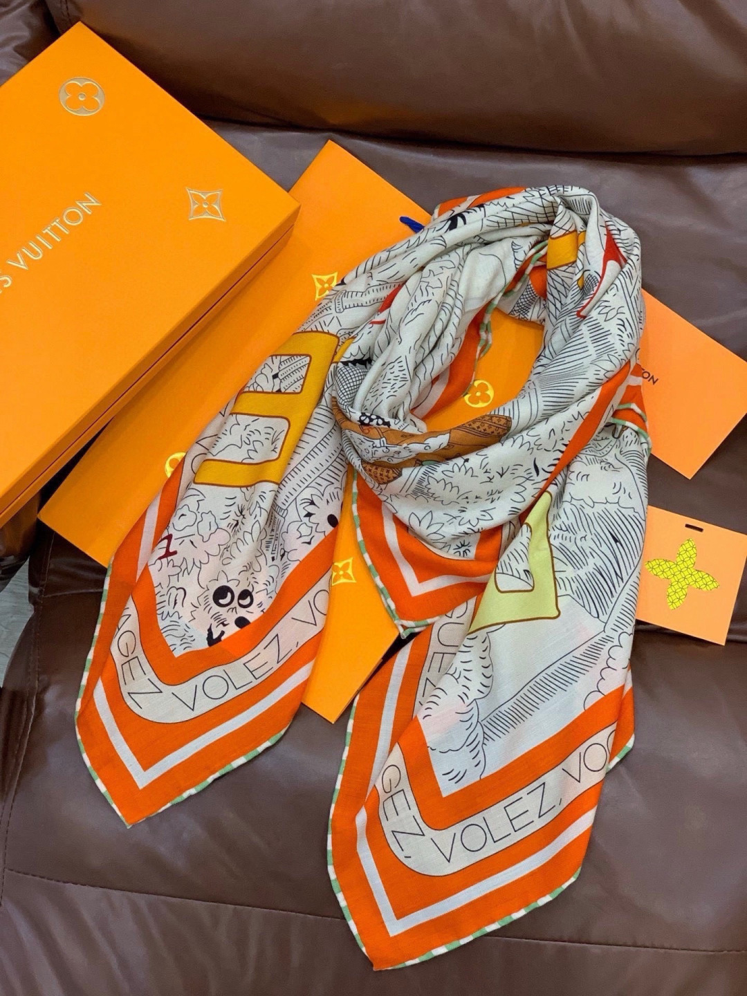 LV x TM 140披肩 【140顶级丝绒双面同色披肩】 本款L Multicolor披肩出自路易威登与知名日本艺术家