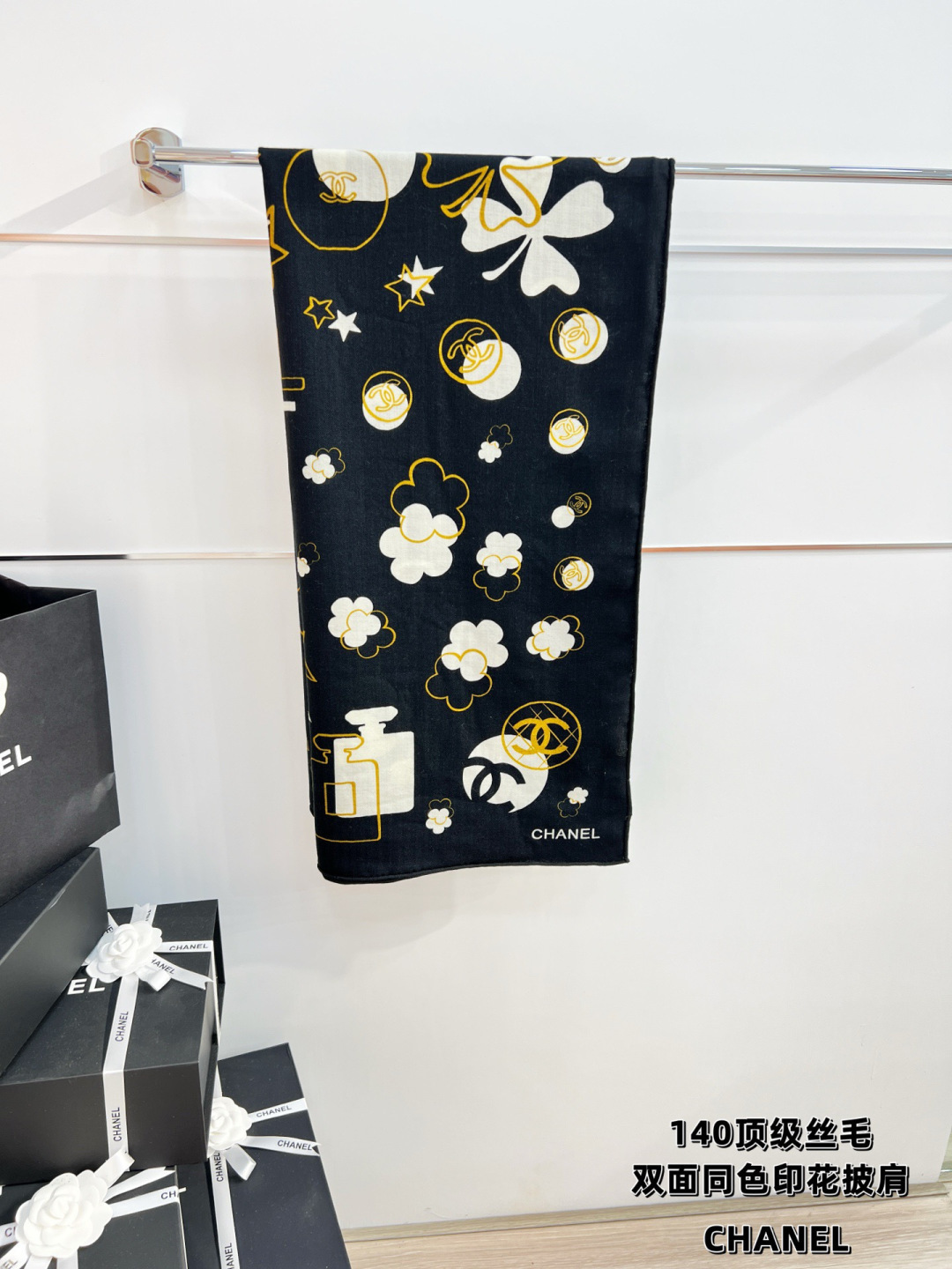 Chanel ~新品~ 【140顶级丝绒双面同色】 包包、香水瓶、山茶花与双C的完美结合 适合各种场合搭配使用 黑白两色 Chanel ~新品~ 【140顶级丝绒双面同色】 包包、香水瓶、山茶花与双C的完美结合 适合各种场合搭配使用 黑白两色