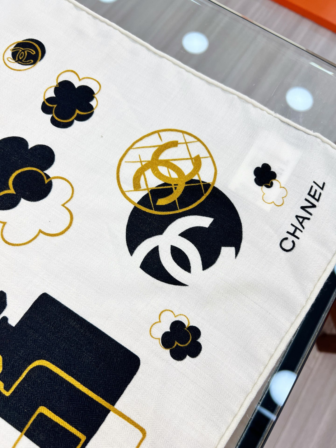 Chanel ~新品～ 【140顶级丝绒双面同色】 包包、香水瓶、山茶花与双C的完美结合 适合各种场合搭配使用 黑白两色