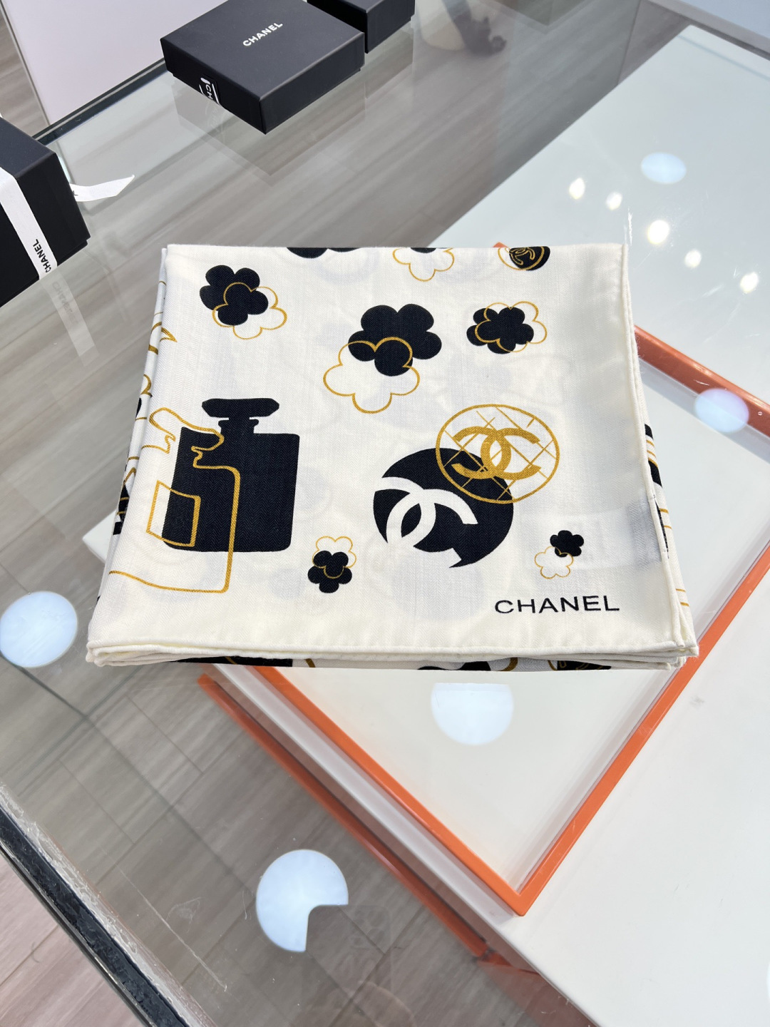 Chanel ~新品～ 【140顶级丝绒双面同色】 包包、香水瓶、山茶花与双C的完美结合 适合各种场合搭配使用 黑白两色