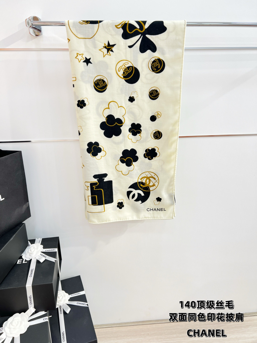 Chanel ~新品～ 【140顶级丝绒双面同色】 包包、香水瓶、山茶花与双C的完美结合 适合各种场合搭配使用 黑白两色