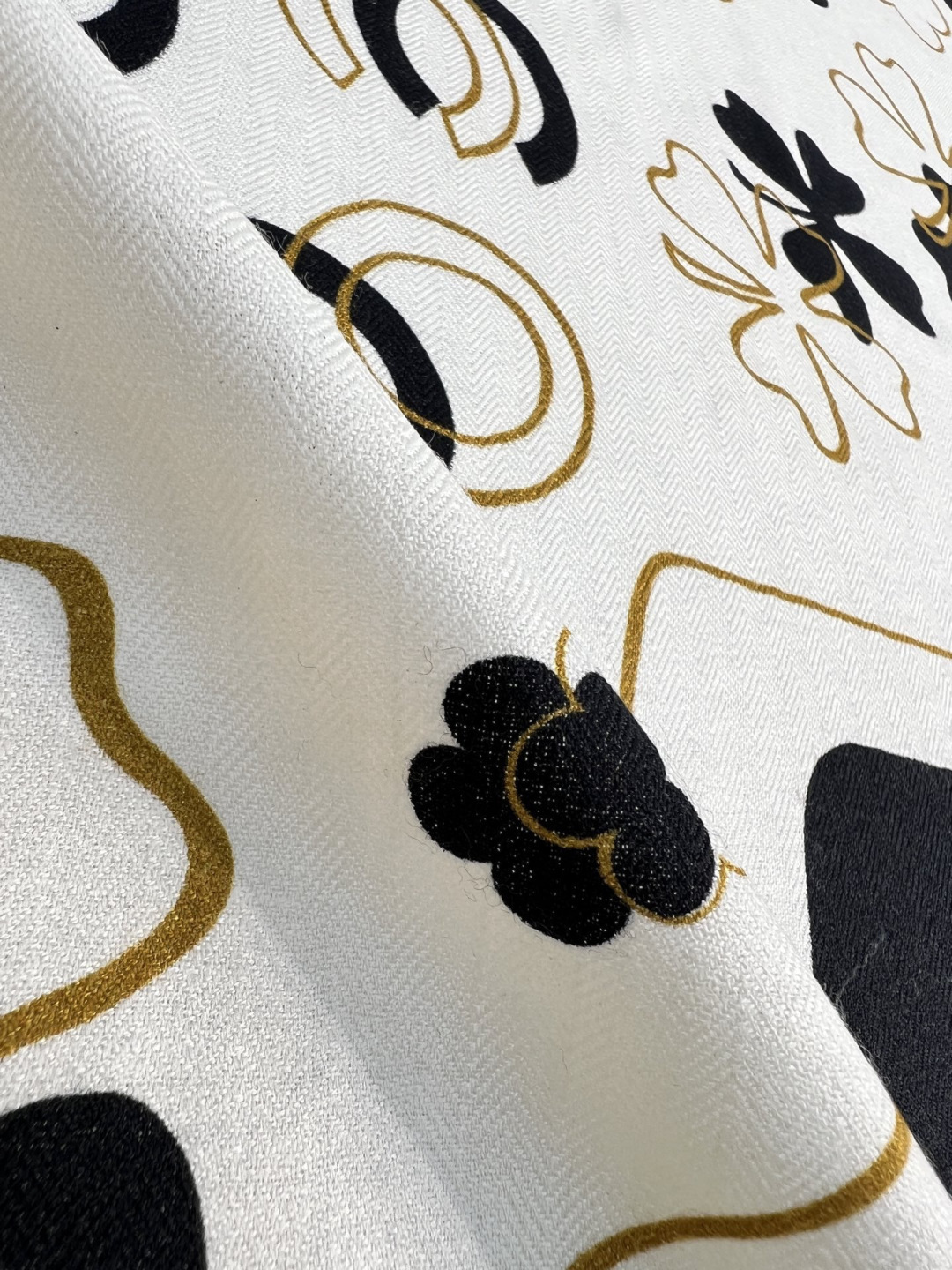 Chanel ~新品～ 【140顶级丝绒双面同色】 包包、香水瓶、山茶花与双C的完美结合 适合各种场合搭配使用 黑白两色