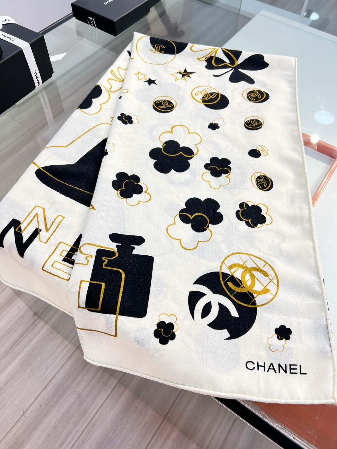 Chanel ~新品～ 【140顶级丝绒双面同色】 包包、香水瓶、山茶花与双C的完美结合 适合各种场合搭配使用 黑白两色