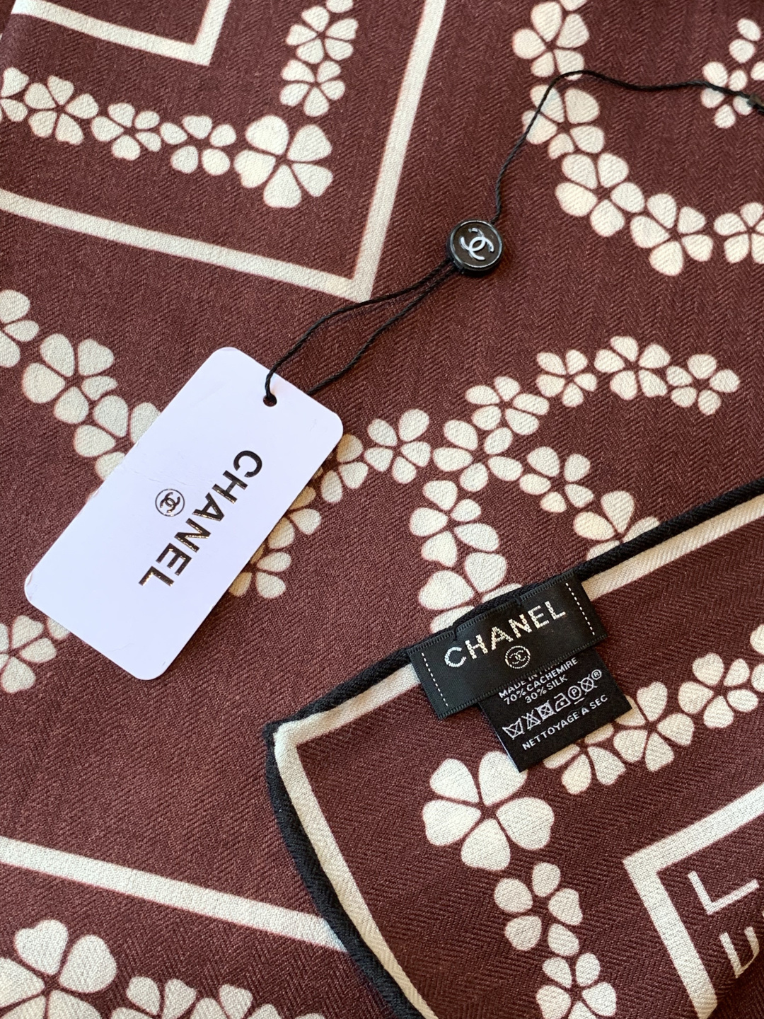 高级成衣系列~Chanel 【140双面同色丝绒披肩】 此系列谱写一曲自由轻灵的赞歌 本系列作品创新演绎品牌的风格符号 高级成衣系列~Chanel 【140双面同色丝绒披肩】 此系列谱写一曲自由轻灵的赞歌 本系列作品创新演绎品牌的风格符号