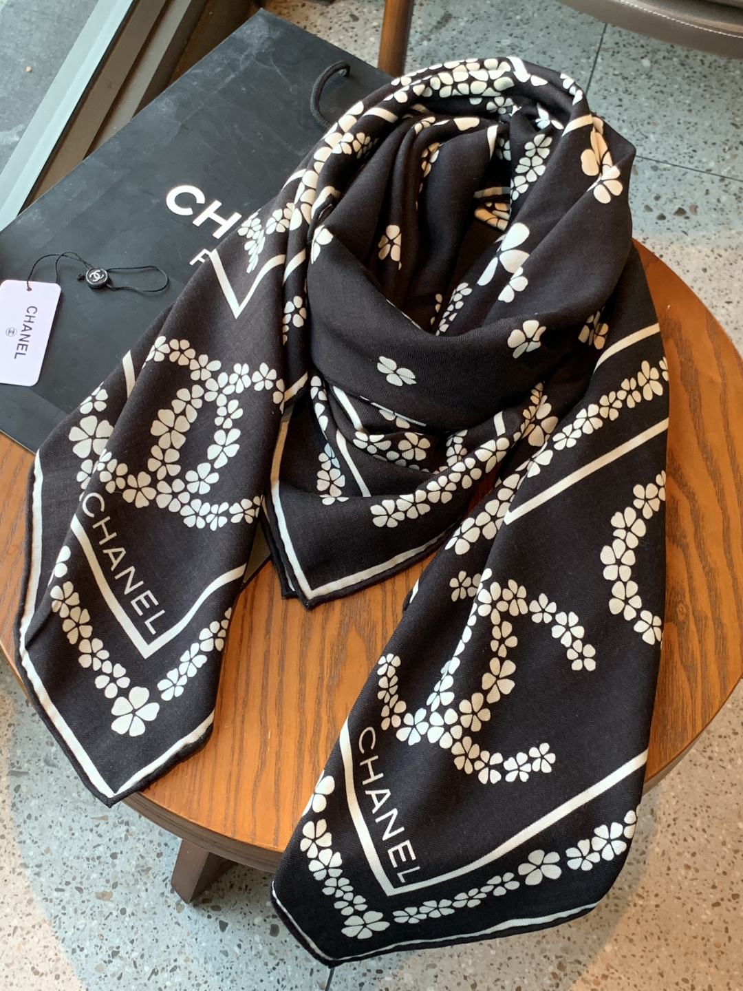 高级成衣系列～Chanel  【140双面同色丝绒披肩】 此系列谱写一曲自由轻灵的赞歌 本系列作品创新演绎品牌的风格符号