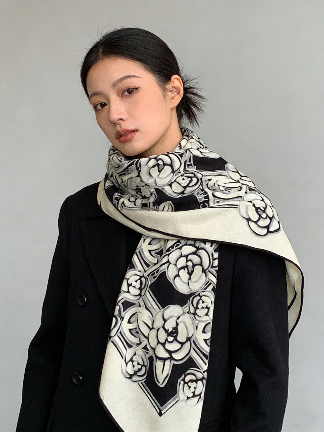 【升级双面同色 加密面料】 上新❤️ 140*140台版印花 黑白二色 高级都市新贵!山茶花的再一次邂逅!绝对的 【升级双面同色 加密面料】 上新❤️ 140*140台版印花 黑白二色 高级都市新贵!山茶花的再一次邂逅!绝对的