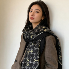 Gucci~140双面丝绒披肩 马衔扣细节和GG图案以精致色调匠心呈献,意在向品牌与马术世界的深厚渊源致敬。这款方巾以真 Gucci~140双面丝绒披肩 马衔扣细节和GG图案以精致色调匠心呈献,意在向品牌与马术世界的深厚渊源致敬。这款方巾以真