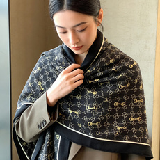 Gucci~140双面丝绒披肩 马衔扣细节和GG图案以精致色调匠心呈献,意在向品牌与马术世界的深厚渊源致敬。这款方巾以真 Gucci~140双面丝绒披肩 马衔扣细节和GG图案以精致色调匠心呈献,意在向品牌与马术世界的深厚渊源致敬。这款方巾以真