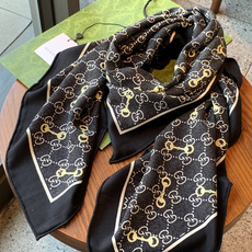 Gucci~140双面丝绒披肩 马衔扣细节和GG图案以精致色调匠心呈献,意在向品牌与马术世界的深厚渊源致敬。这款方巾以真 Gucci~140双面丝绒披肩 马衔扣细节和GG图案以精致色调匠心呈献,意在向品牌与马术世界的深厚渊源致敬。这款方巾以真