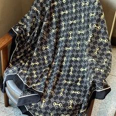 Gucci~140双面丝绒披肩 马衔扣细节和GG图案以精致色调匠心呈献,意在向品牌与马术世界的深厚渊源致敬。这款方巾以真 Gucci~140双面丝绒披肩 马衔扣细节和GG图案以精致色调匠心呈献,意在向品牌与马术世界的深厚渊源致敬。这款方巾以真