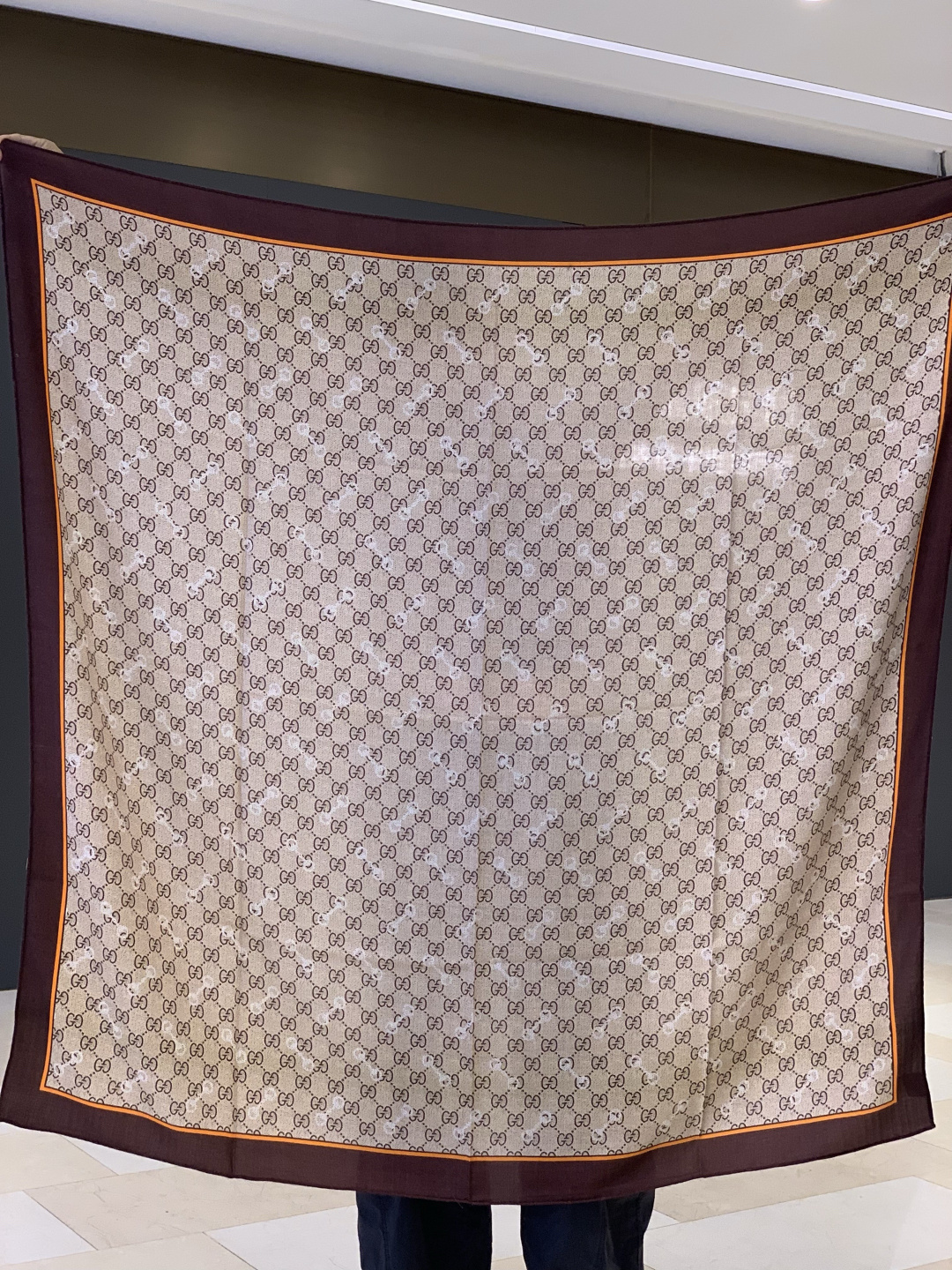 Gucci~140双面丝绒披肩 马衔扣细节和GG图案以精致色调匠心呈献,意在向品牌与马术世界的深厚渊源致敬。这款方巾以真 Gucci~140双面丝绒披肩 马衔扣细节和GG图案以精致色调匠心呈献,意在向品牌与马术世界的深厚渊源致敬。这款方巾以真