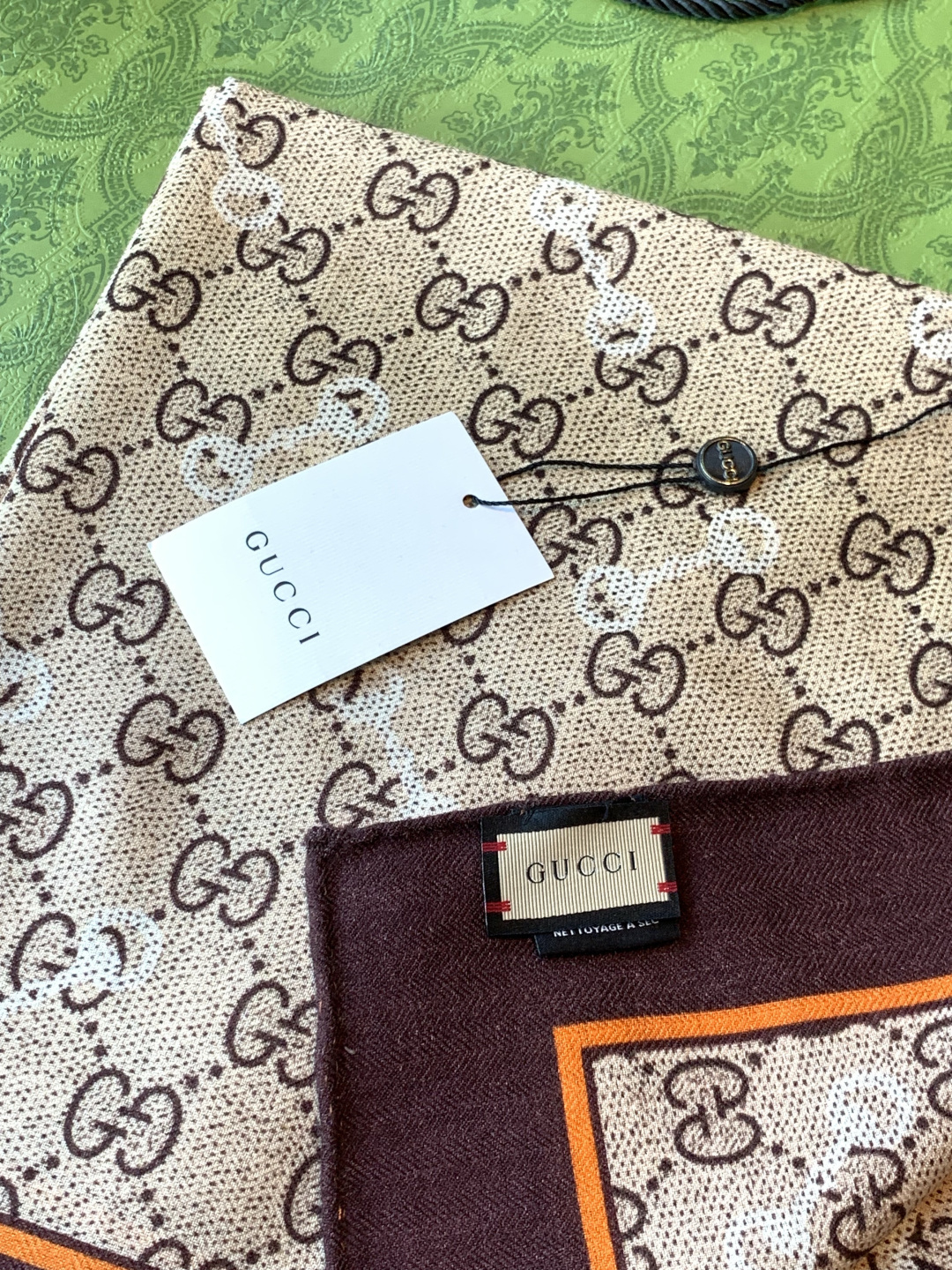 Gucci~140双面丝绒披肩 马衔扣细节和GG图案以精致色调匠心呈献,意在向品牌与马术世界的深厚渊源致敬。这款方巾以真 Gucci~140双面丝绒披肩 马衔扣细节和GG图案以精致色调匠心呈献,意在向品牌与马术世界的深厚渊源致敬。这款方巾以真
