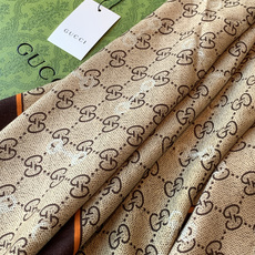Gucci~140双面丝绒披肩 马衔扣细节和GG图案以精致色调匠心呈献,意在向品牌与马术世界的深厚渊源致敬。这款方巾以真 Gucci~140双面丝绒披肩 马衔扣细节和GG图案以精致色调匠心呈献,意在向品牌与马术世界的深厚渊源致敬。这款方巾以真