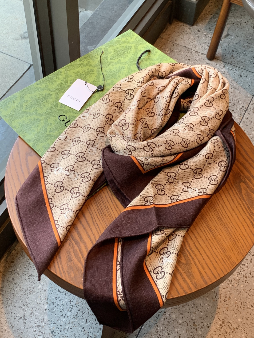 Gucci~140双面丝绒披肩 马衔扣细节和GG图案以精致色调匠心呈献,意在向品牌与马术世界的深厚渊源致敬。这款方巾以真 Gucci~140双面丝绒披肩 马衔扣细节和GG图案以精致色调匠心呈献,意在向品牌与马术世界的深厚渊源致敬。这款方巾以真
