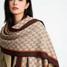 Gucci~140双面丝绒披肩 马衔扣细节和GG图案以精致色调匠心呈献,意在向品牌与马术世界的深厚渊源致敬。这款方巾以真 Gucci~140双面丝绒披肩 马衔扣细节和GG图案以精致色调匠心呈献,意在向品牌与马术世界的深厚渊源致敬。这款方巾以真