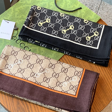 Gucci~140双面丝绒披肩 马衔扣细节和GG图案以精致色调匠心呈献,意在向品牌与马术世界的深厚渊源致敬。这款方巾以真 Gucci~140双面丝绒披肩 马衔扣细节和GG图案以精致色调匠心呈献,意在向品牌与马术世界的深厚渊源致敬。这款方巾以真