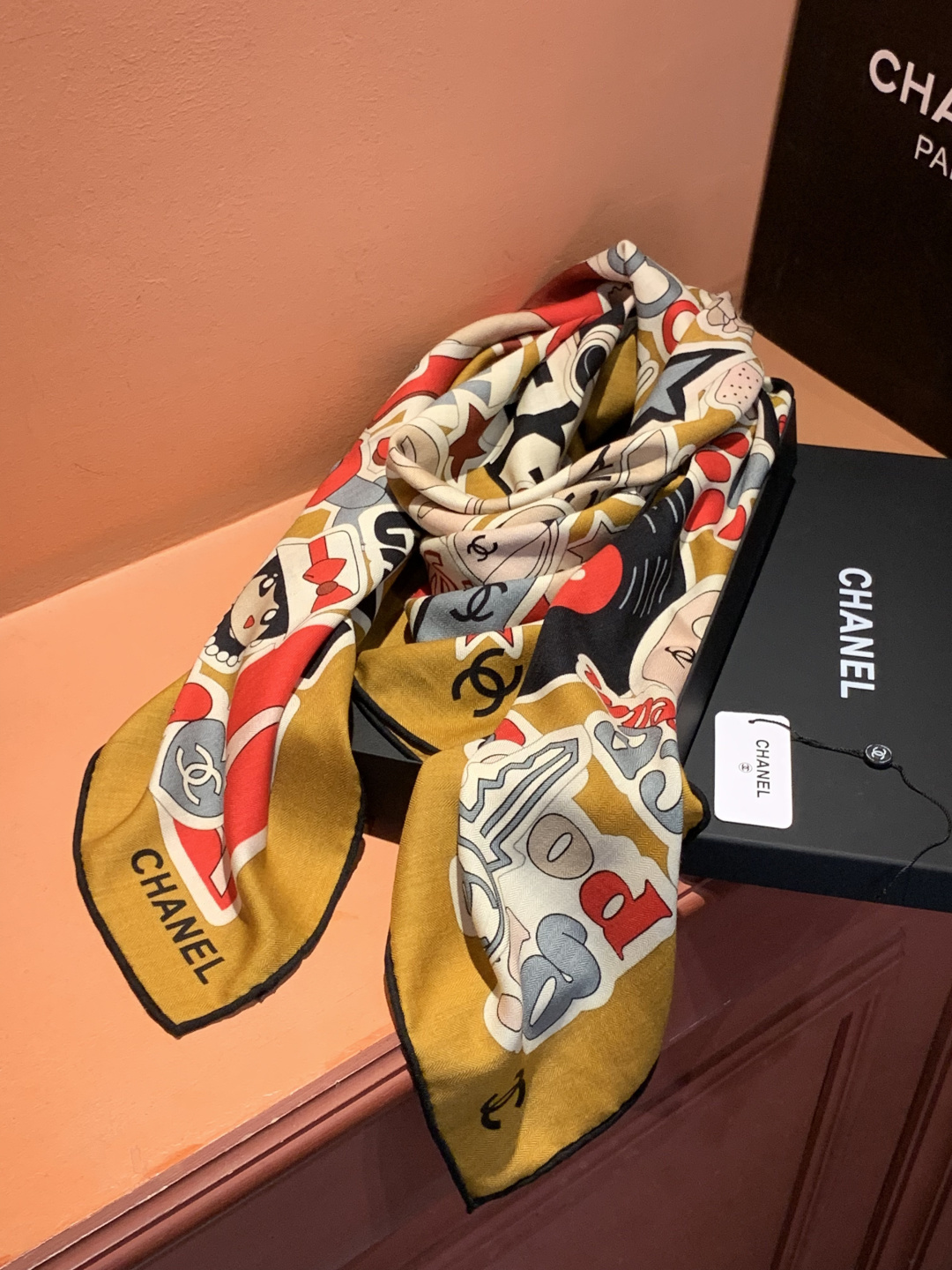 高级成衣系列～Chanel  【140双面同色丝绒披肩】 此系列谱写一曲自由轻灵的赞歌 本系列作品创新演绎品牌的风格符号