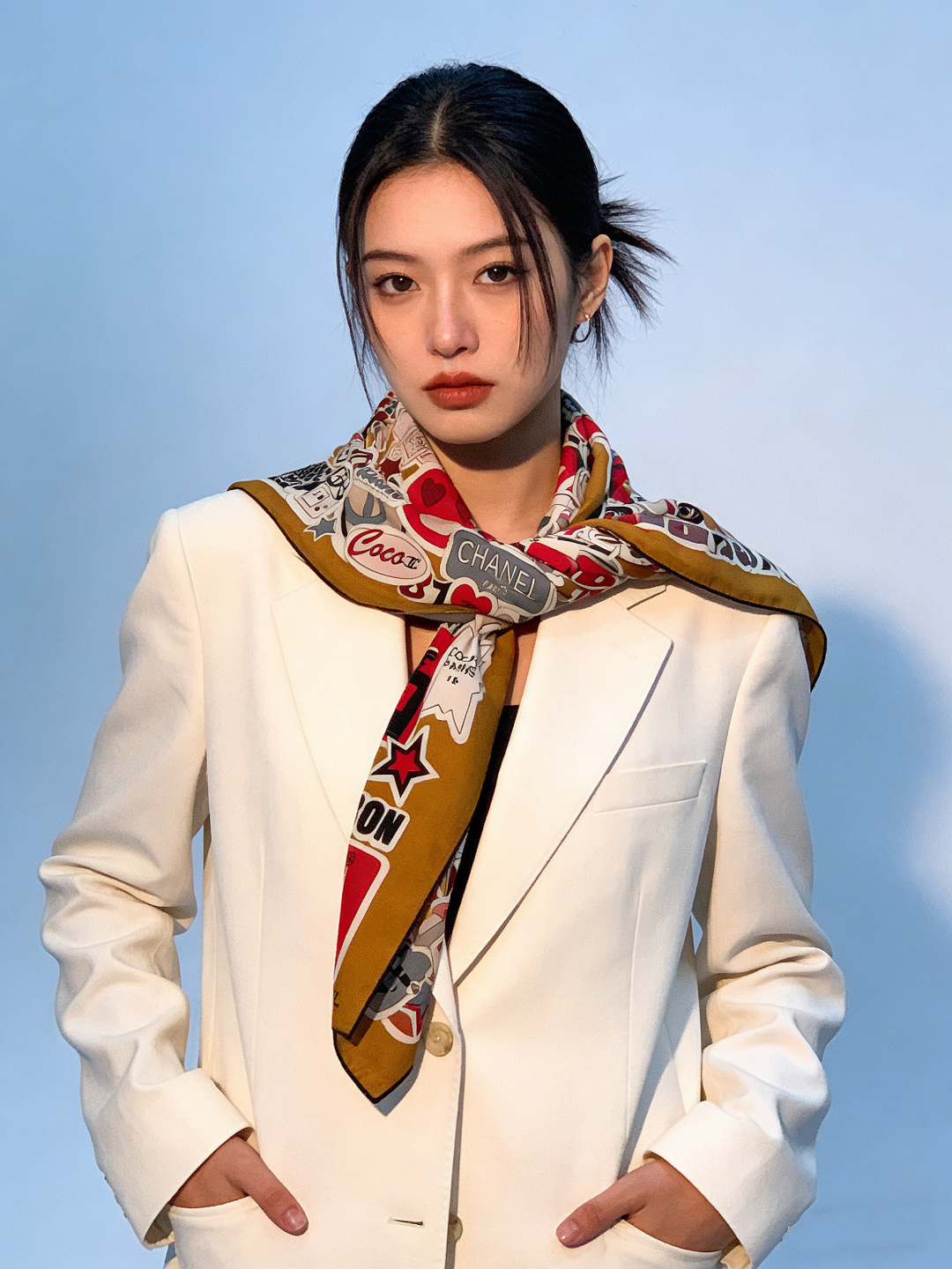 高级成衣系列～Chanel  【140双面同色丝绒披肩】 此系列谱写一曲自由轻灵的赞歌 本系列作品创新演绎品牌的风格符号