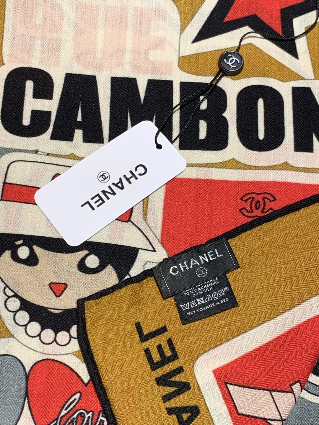 高级成衣系列～Chanel  【140双面同色丝绒披肩】 此系列谱写一曲自由轻灵的赞歌 本系列作品创新演绎品牌的风格符号