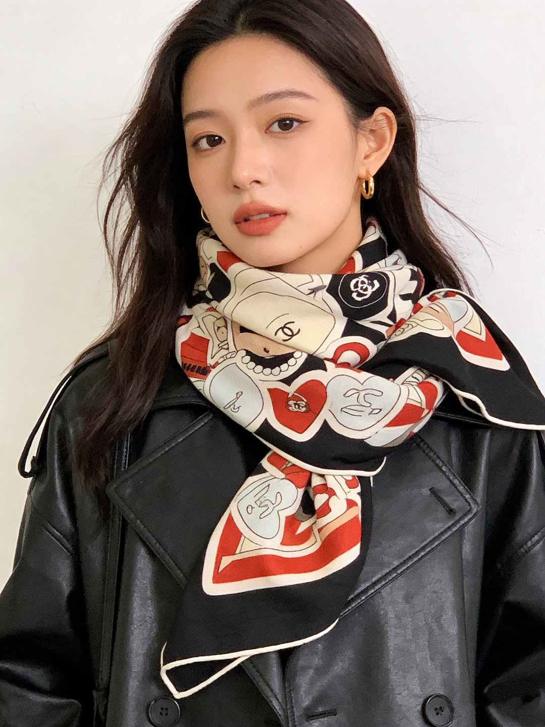 高级成衣系列～Chanel  【140双面同色丝绒披肩】 此系列谱写一曲自由轻灵的赞歌 本系列作品创新演绎品牌的风格符号