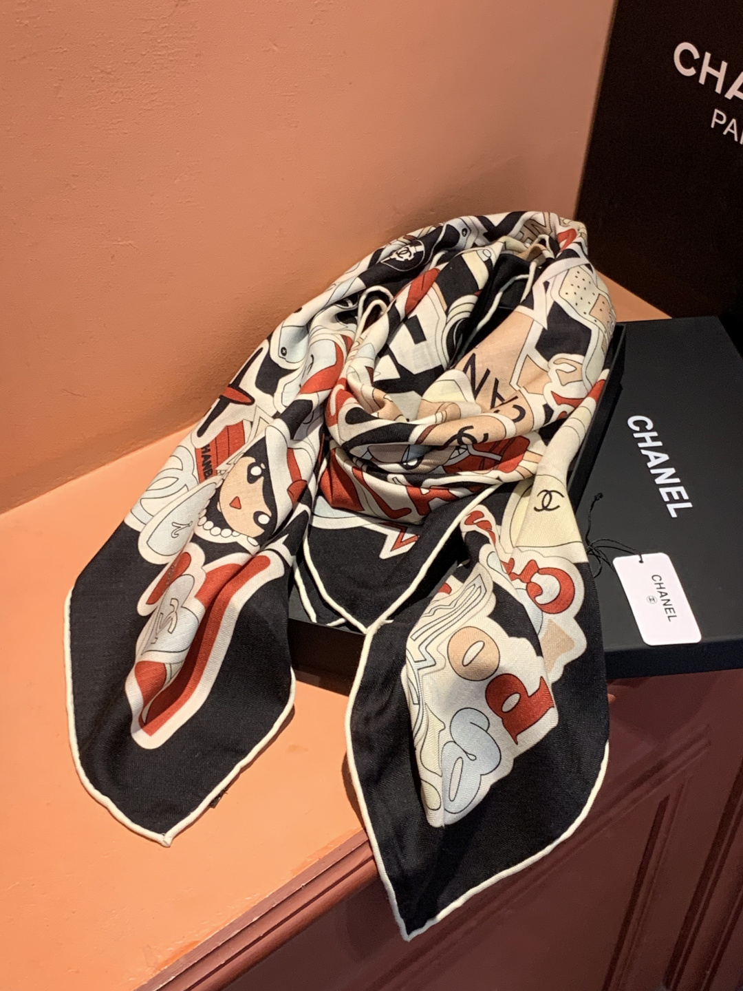 高级成衣系列～Chanel  【140双面同色丝绒披肩】 此系列谱写一曲自由轻灵的赞歌 本系列作品创新演绎品牌的风格符号