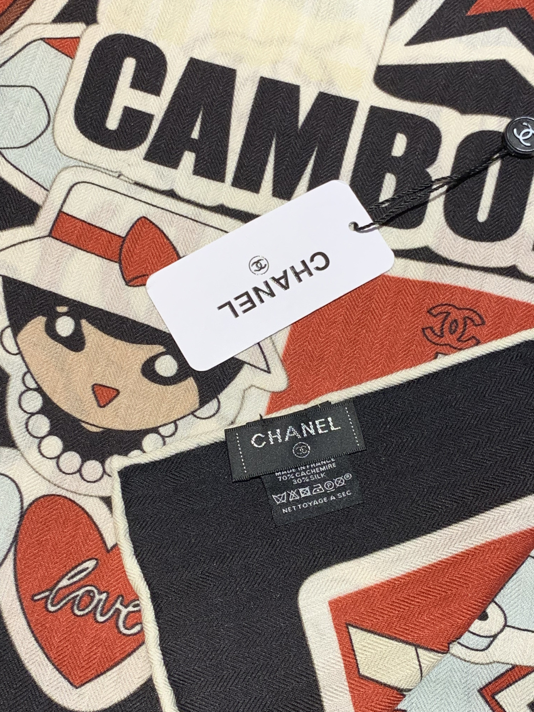 高级成衣系列～Chanel  【140双面同色丝绒披肩】 此系列谱写一曲自由轻灵的赞歌 本系列作品创新演绎品牌的风格符号