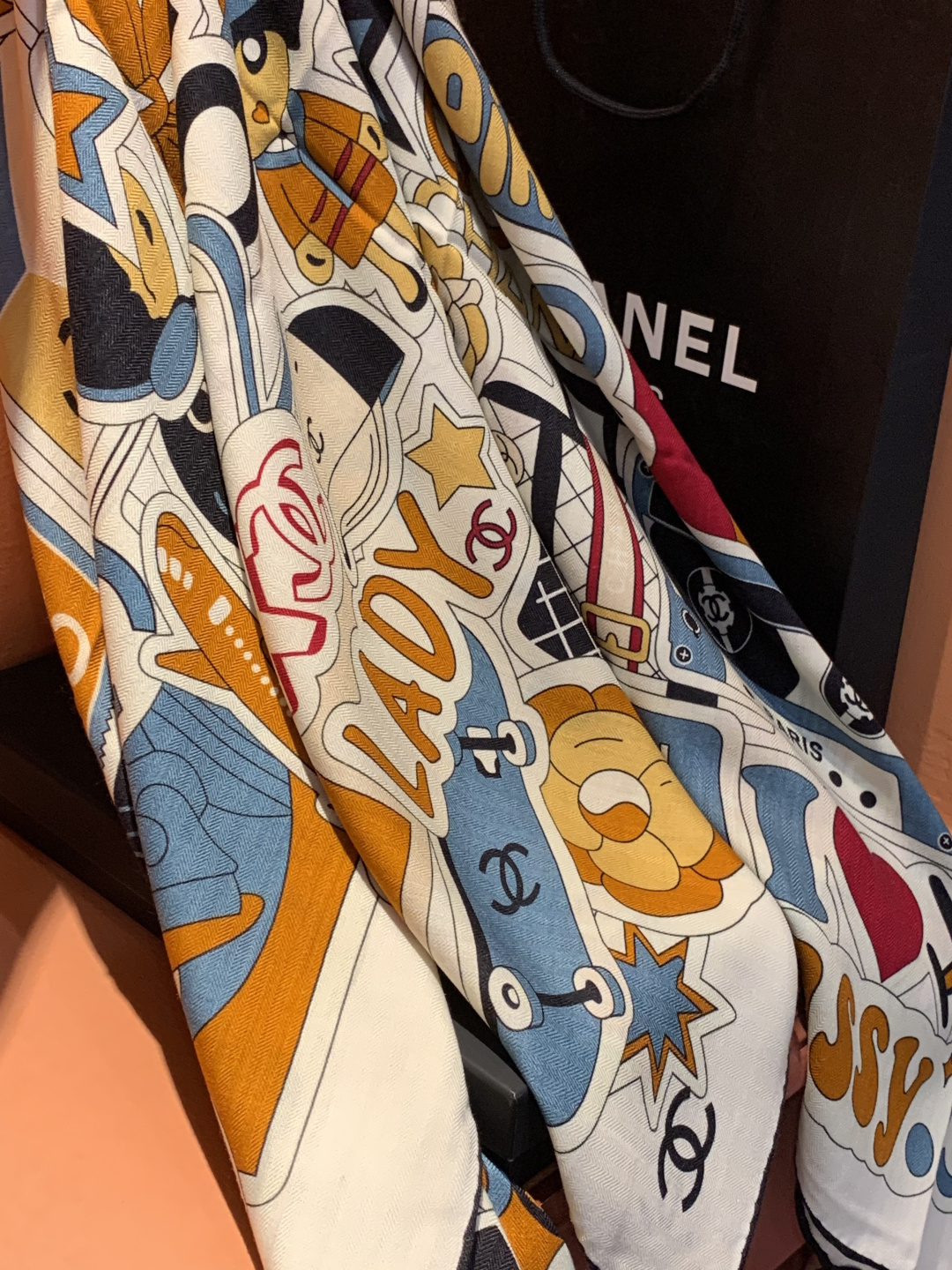 高级成衣系列～Chanel  【140双面同色丝绒披肩】 此系列谱写一曲自由轻灵的赞歌 本系列作品创新演绎品牌的风格符号