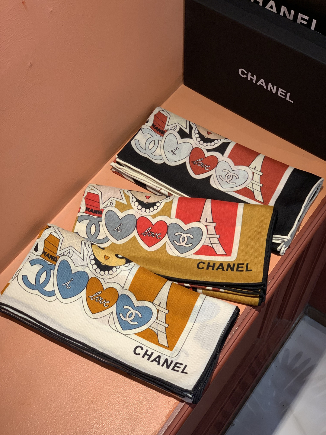 高级成衣系列～Chanel  【140双面同色丝绒披肩】 此系列谱写一曲自由轻灵的赞歌 本系列作品创新演绎品牌的风格符号