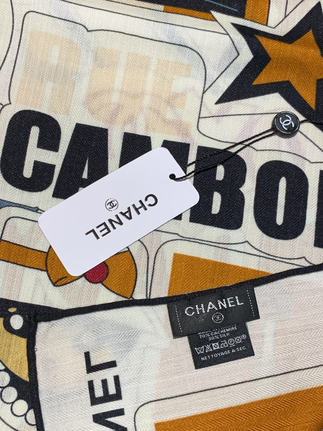 高级成衣系列～Chanel  【140双面同色丝绒披肩】 此系列谱写一曲自由轻灵的赞歌 本系列作品创新演绎品牌的风格符号