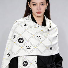 高级成衣系列~Chanel 【140双面同色丝绒披肩】 此系列谱写一曲自由轻灵的赞歌 本系列作品创新演绎品牌的风格符号 高级成衣系列~Chanel 【140双面同色丝绒披肩】 此系列谱写一曲自由轻灵的赞歌 本系列作品创新演绎品牌的风格符号