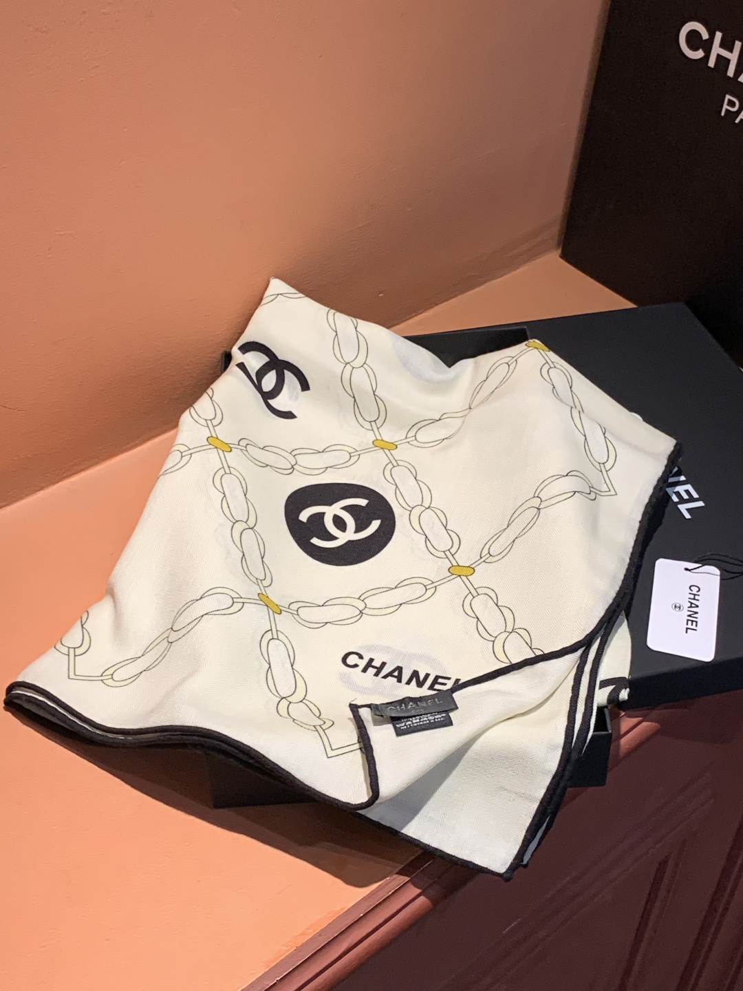 高级成衣系列～Chanel  【140双面同色丝绒披肩】 此系列谱写一曲自由轻灵的赞歌 本系列作品创新演绎品牌的风格符号