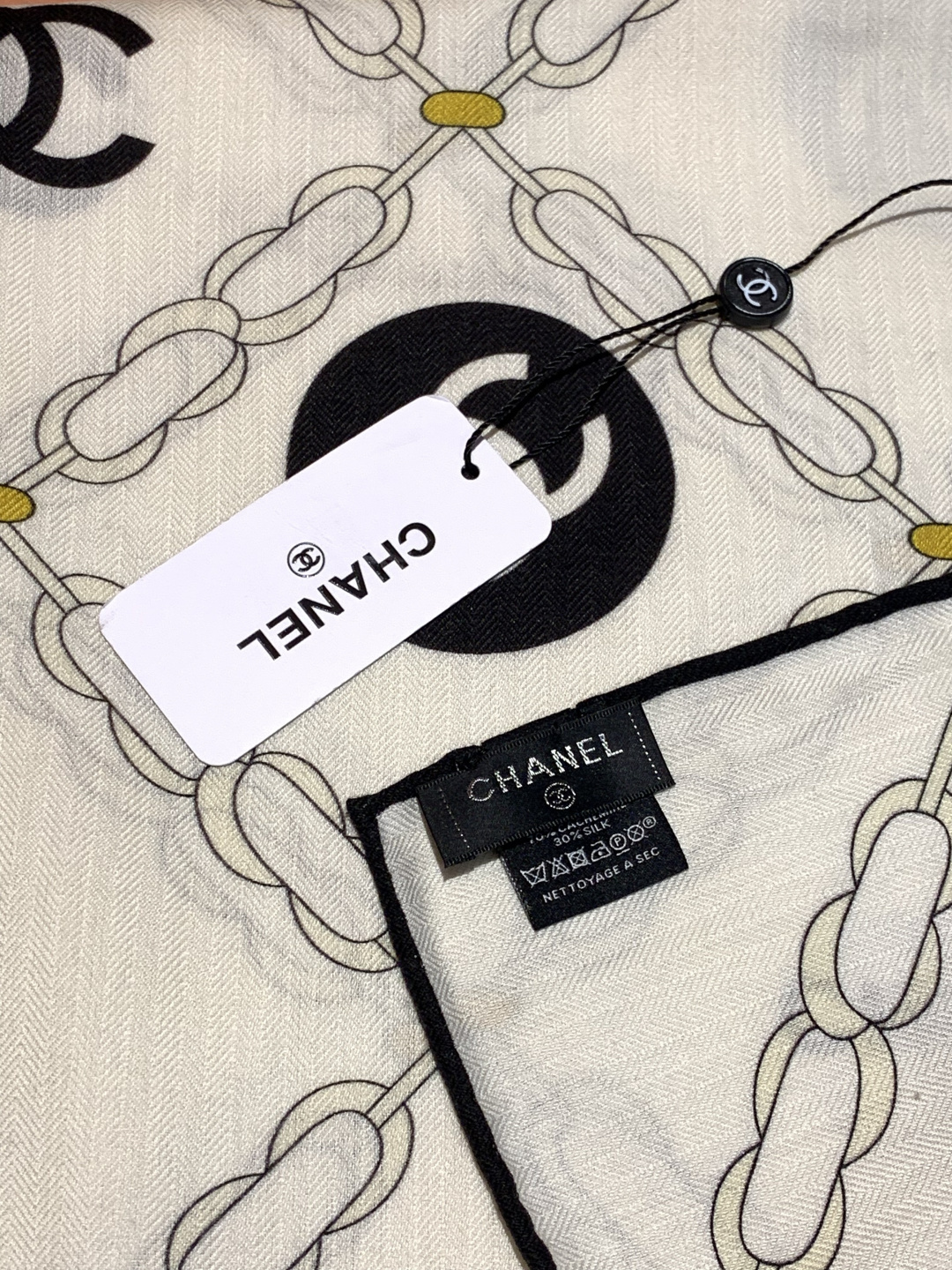 高级成衣系列～Chanel  【140双面同色丝绒披肩】 此系列谱写一曲自由轻灵的赞歌 本系列作品创新演绎品牌的风格符号